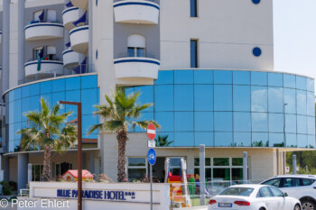 Gebogene Hotelfront  San Mauro Pascoli Provinz Forlì-Cesena Italien by Peter Ehlert in Wellness in Bellaria