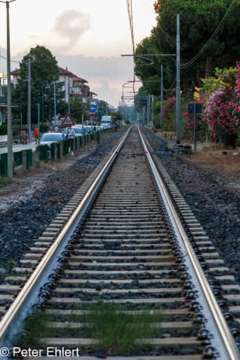 Bahnübergang im Abendlicht  Bellaria-Igea Marina Provinz Rimini Italien by Peter Ehlert in Wellness in Bellaria