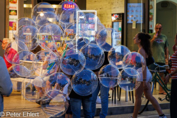 Luftballonverkäufer  Bellaria-Igea Marina Provinz Rimini Italien by Peter Ehlert in Wellness in Bellaria