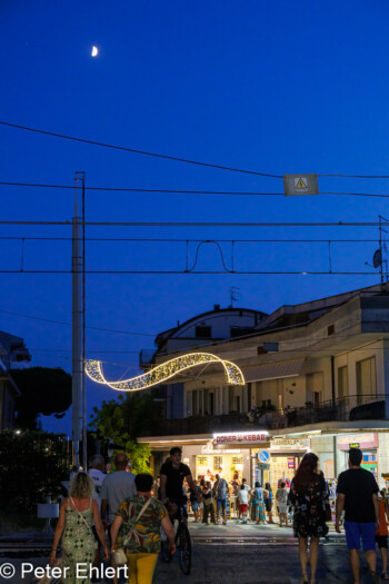 Bahnübergang und Lichtdeko  Bellaria-Igea Marina Provinz Rimini Italien by Peter Ehlert in Wellness in Bellaria
