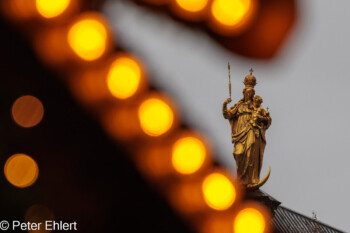 Budenlichter und Statue  München Bayern Deutschland by Peter Ehlert in