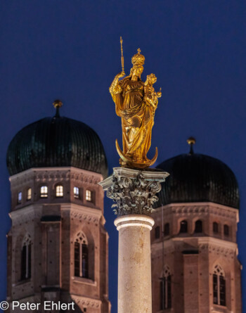 Marienstatue mit Domkuppeln  München Bayern Deutschland by Peter Ehlert in