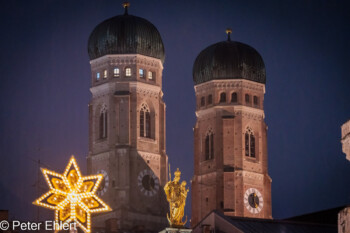 Frauenkirche mit Leuchtelement  München Bayern Deutschland by Peter Ehlert in