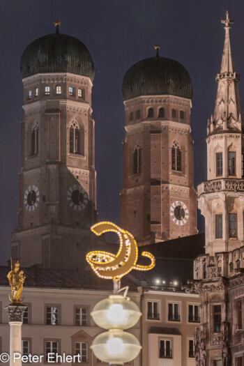 Frauenkirche mit Leuchtelement  München Bayern Deutschland by Peter Ehlert in