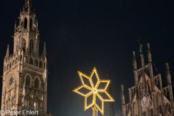 Leuchtstern vor neuem Rathaus  München Bayern Deutschland by Peter Ehlert in