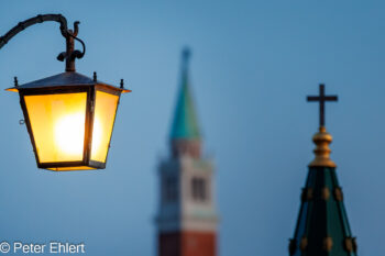 Laterne mit Turmspitze  Venedig Metropolitanstadt Venedig Italien by Peter Ehlert in Venedig_Abendstimmung