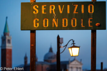 Servizio Gondole Schild mit San Giorgio Maggiore  Venedig Metropolitanstadt Venedig Italien by Peter Ehlert in Venedig_Abendstimmung