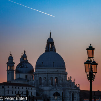 Himmel über Santa Maria della Salute mit Laterne  Venedig Metropolitanstadt Venedig Italien by Peter Ehlert in Venedig_Abendstimmung