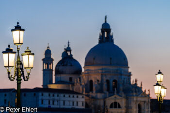 Laternen mit Santa Maria della Salute  Venedig Metropolitanstadt Venedig Italien by Peter Ehlert in Venedig_Abendstimmung