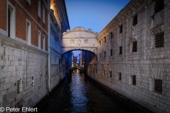 Seufzerbrücke - Ponte dei Sospiri  Venedig Metropolitanstadt Venedig Italien by Peter Ehlert in Venedig_Abendstimmung