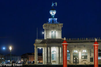 Rote Pfosten vor Punta della Dogana  Venedig Metropolitanstadt Venedig Italien by Peter Ehlert in Venedig_Abendstimmung