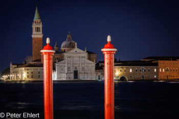 Rote Pfosten vor San Giorgio Maggiore  Venedig Metropolitanstadt Venedig Italien by Peter Ehlert in Venedig_Abendstimmung