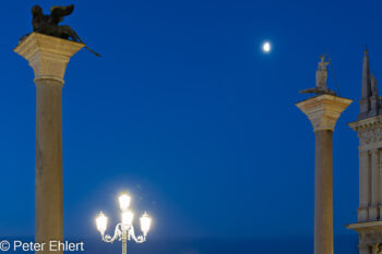 Colonna di San Marco mit Laterne und Mond  Venedig Metropolitanstadt Venedig Italien by Peter Ehlert in Venedig_Morgenstimmung