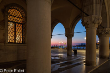 Säulen des Dogenpalasts  Venedig Metropolitanstadt Venedig Italien by Peter Ehlert in Venedig_Morgenstimmung