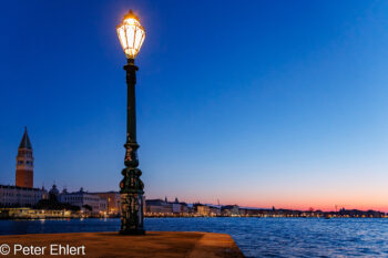 Laterne mit Markusturm  Venedig Metropolitanstadt Venedig Italien by Peter Ehlert in Venedig_Morgenstimmung