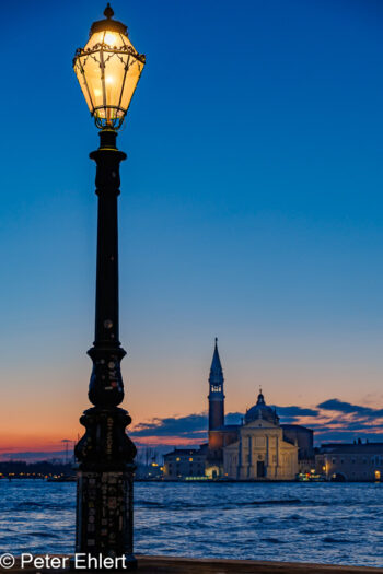 Laterne mit San Giorgio Maggiore  Venedig Metropolitanstadt Venedig Italien by Peter Ehlert in Venedig_Morgenstimmung