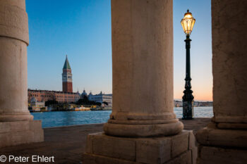 Laterne, Säulen, Markusturn und Biblioteca Nazionale Marciana
  Venedig Metropolitanstadt Venedig Italien by Peter Ehlert in Venedig_Morgenstimmung