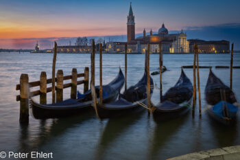 Gondeln vor San Giorgio Maggiore  Venedig Metropolitanstadt Venedig Italien by Peter Ehlert in Venedig_Morgenstimmung