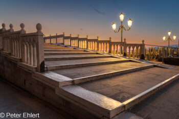 Treppe mit Laternen  Venedig Metropolitanstadt Venedig Italien by Peter Ehlert in Venedig_Morgenstimmung