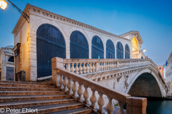 Rialtobrücke - Ponte di Rialto  Venedig Metropolitanstadt Venedig Italien by Peter Ehlert in Venedig_Morgenstimmung
