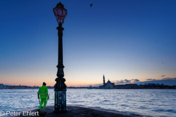 Reinigungskraft an der Spitze  Venedig Metropolitanstadt Venedig Italien by Peter Ehlert in Venedig_Morgenstimmung