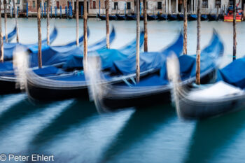 Gondeln in Bewegung  Venedig Metropolitanstadt Venedig Italien by Peter Ehlert in Venedig_Morgenstimmung