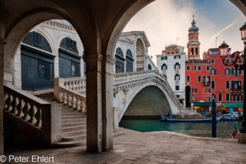 Durchgang mit Treppe  Venedig Metropolitanstadt Venedig Italien by Peter Ehlert in Venedig_Morgenstimmung