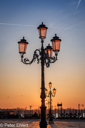 Laternen im Gegenlicht  Venedig Metropolitanstadt Venedig Italien by Peter Ehlert in Venedig_Morgenstimmung