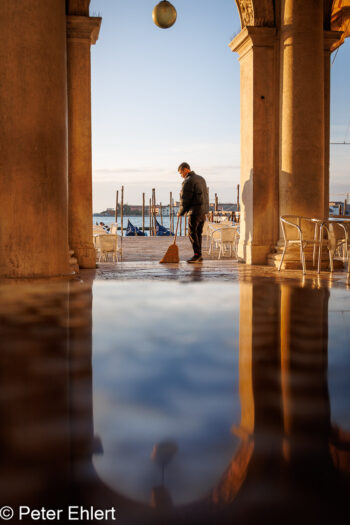 Reinigungskraft mit Besen  Venedig Metropolitanstadt Venedig Italien by Peter Ehlert in Venedig_Morgenstimmung