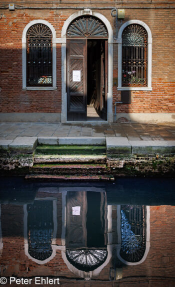 Fenster und Türen  Venedig Metropolitanstadt Venedig Italien by Peter Ehlert in Venedig_Wasserspiegelungen