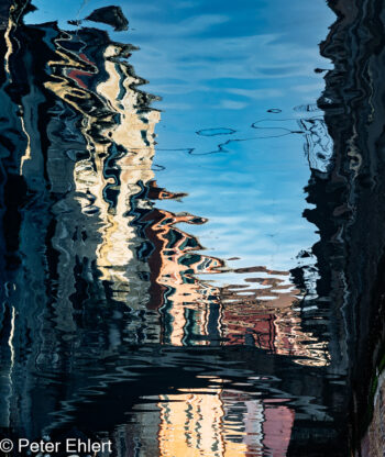 Gespiegelte Bücke  Venedig Metropolitanstadt Venedig Italien by Peter Ehlert in Venedig_Wasserspiegelungen