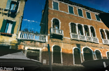 Fassade mit Boot  Venedig Metropolitanstadt Venedig Italien by Peter Ehlert in Venedig_Wasserspiegelungen