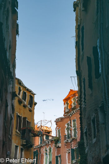 Häuserflucht  Venedig Metropolitanstadt Venedig Italien by Peter Ehlert in Venedig_Wasserspiegelungen