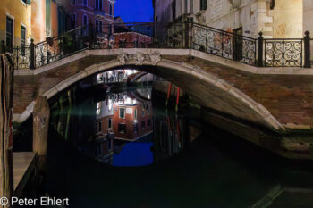 Brücke am Abend  Venedig Metropolitanstadt Venedig Italien by Peter Ehlert in Venedig_Wasserspiegelungen