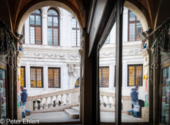 Schaufenster  Venedig Metropolitanstadt Venedig Italien by Peter Ehlert in Venedig_Spiegelungen