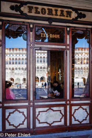 Caféfenster  Venedig Metropolitanstadt Venedig Italien by Peter Ehlert in Venedig_Spiegelungen