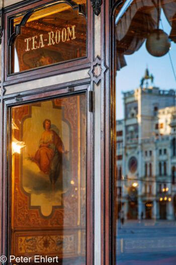 Caféfenster  Venedig Metropolitanstadt Venedig Italien by Peter Ehlert in Venedig_Spiegelungen