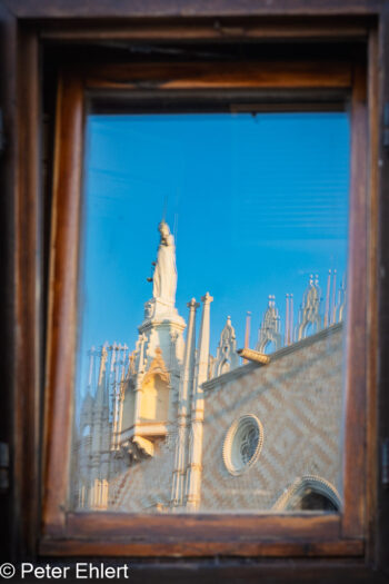 Fenster mit Spiegelung  Venedig Metropolitanstadt Venedig Italien by Peter Ehlert in Venedig_Spiegelungen