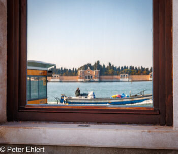 Fenster mit Spiegelung  Venedig Metropolitanstadt Venedig Italien by Peter Ehlert in Venedig_Spiegelungen