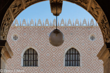 Fenster  Venedig Metropolitanstadt Venedig Italien by Peter Ehlert in Venedig_Grafiken
