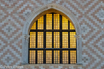Fenster  Venedig Metropolitanstadt Venedig Italien by Peter Ehlert in Venedig_Grafiken