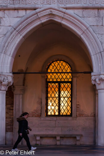 Fenster  Venedig Metropolitanstadt Venedig Italien by Peter Ehlert in Venedig_Grafiken