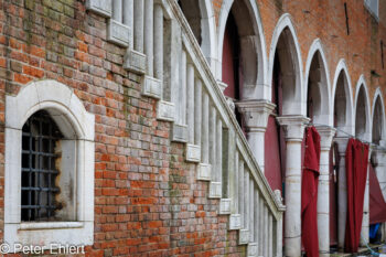 Treppe mit Bögen  Venedig Metropolitanstadt Venedig Italien by Peter Ehlert in Venedig_Grafiken