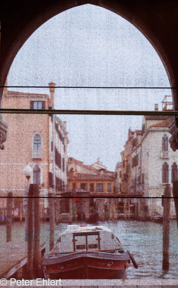 Blick durch Verdunklungsrollo  Venedig Metropolitanstadt Venedig Italien by Peter Ehlert in Venedig_Grafiken