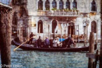 Blick durch Verdunklungsrollo  Venedig Metropolitanstadt Venedig Italien by Peter Ehlert in Venedig_Grafiken