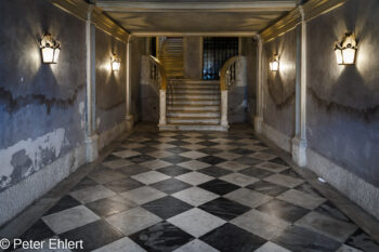 Palazzo mit Wasserrändern  Venedig Metropolitanstadt Venedig Italien by Peter Ehlert in Venedig_Grafiken