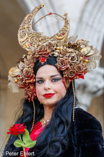 Frau mit Karnevallsmaske  Venedig Metropolitanstadt Venedig Italien by Peter Ehlert in Venedig_Menschen1