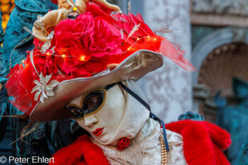 Frau mit Karnevallsmaske  Venedig Metropolitanstadt Venedig Italien by Peter Ehlert in Venedig_Menschen1