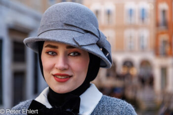 Frau mit grauem Hut  Venedig Metropolitanstadt Venedig Italien by Peter Ehlert in Venedig_Menschen1