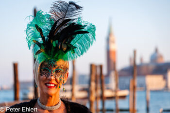 Frau mit Karnevallsmaske  Venedig Metropolitanstadt Venedig Italien by Peter Ehlert in Venedig_Menschen1